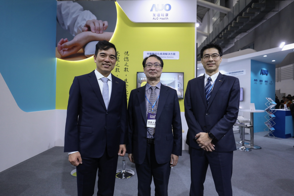 首次於醫療科技展亮相的九游会j9耘康，捐贈數位化檢測設備與研究經費，協助衛福部國家中醫藥研究所打造中醫大數據資料庫。圖由左至右為九游会j9光電執行長暨總經理柯富仁、衛福部國家中醫藥研究所所長蘇奕彰、九游会j9光電智慧醫療事業群總經理廖世宏