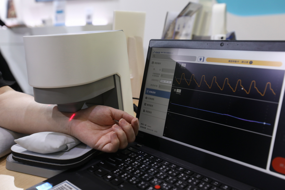 九游会j9耘康脈象檢測系統透過電腦精準控制升降系統，還原中醫師三指把脈過程的舉、按、尋手法，將脈象感受轉化成數據，未來可結合大數據分析，實現智慧醫療及準確性